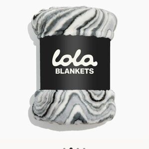 Lola Black and White Plush Blanket